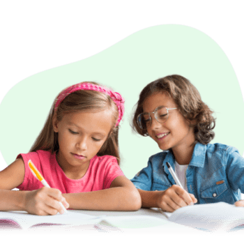 Dos niños estudiando