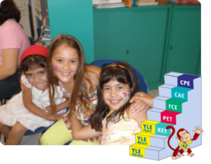 Tres niñas sonriendo